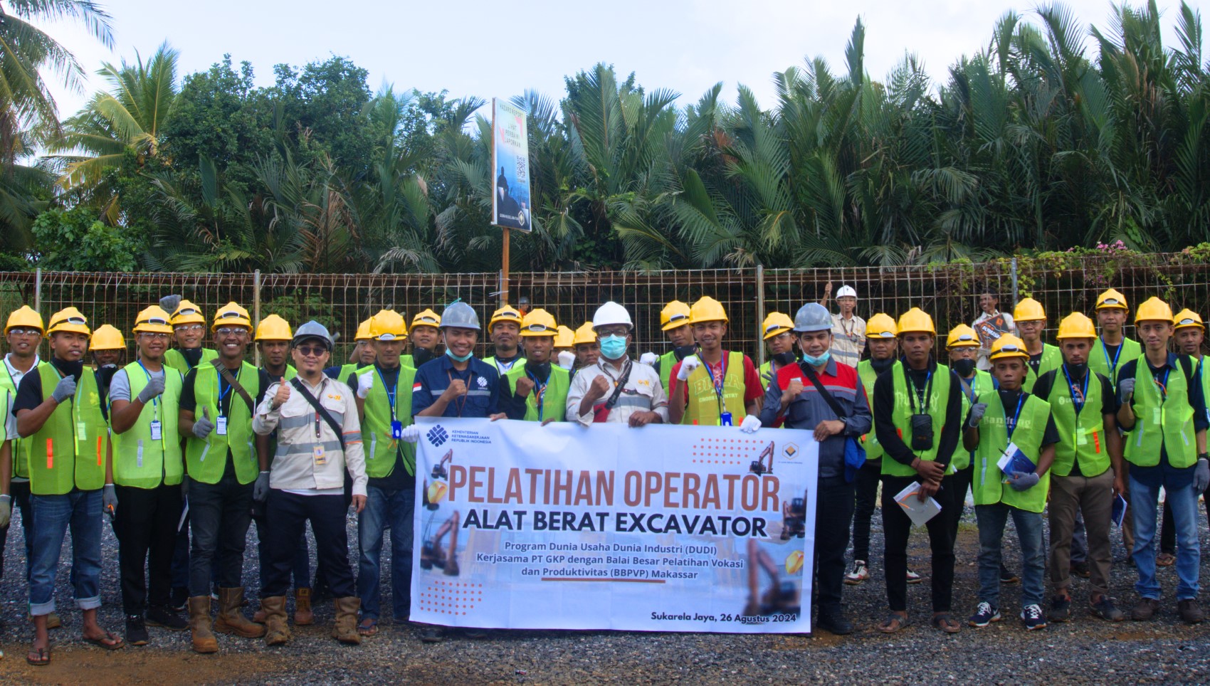 warga lingkar tambang mengikut pelatihan operator excavator