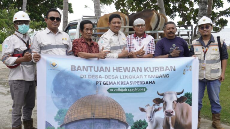 Karyawan PT GKP membagikan hewan kurban kepada warga desa lingkar tambang